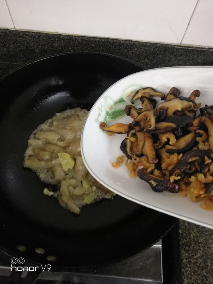 香菇虾米炒海参,加入香菇和虾米。