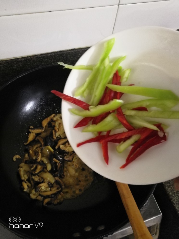香菇虾米炒海参,炒均放入青椒和红椒丝