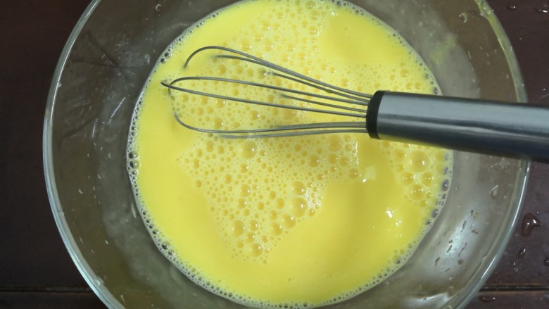 无油黄瓜卷饼,用蛋抽，把鸡蛋，水，搅拌均匀