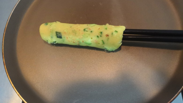 无油黄瓜卷饼,两面凝固断生，用筷子，把饼卷起来