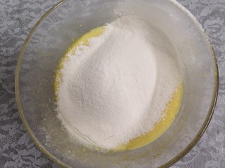 百香果玛德琳,把低筋面粉，泡打粉，筛入蛋糊中，搅拌均匀