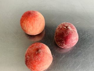 桃子🍑果冻,准备新鲜的桃子清洗干净(我这个桃子比较小)
