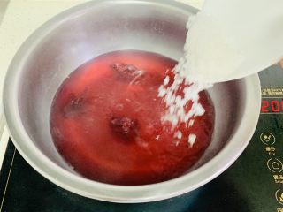 桃子🍑果冻,捞出桃皮 加入白糖 煮至糖化。