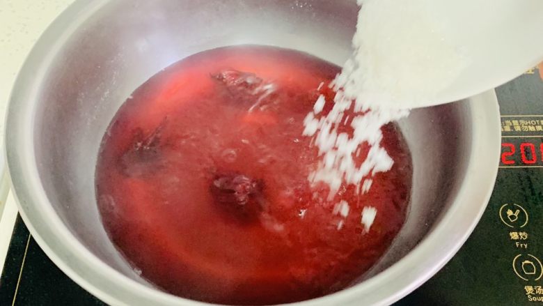 桃子🍑果冻,捞出桃皮 加入白糖 煮至糖化。