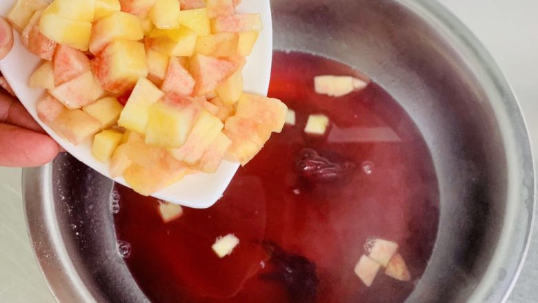 桃子🍑果冻,加入桃肉粒在开锅20秒即可离火🔥