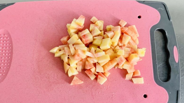 桃子🍑果冻,桃肉切丁备用。