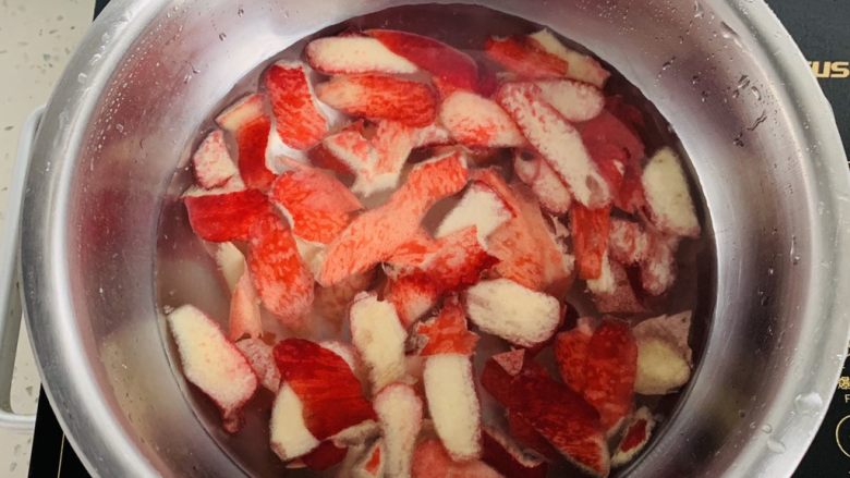 桃子🍑果冻,桃皮中加入500克的水、3朵玫瑰茄花