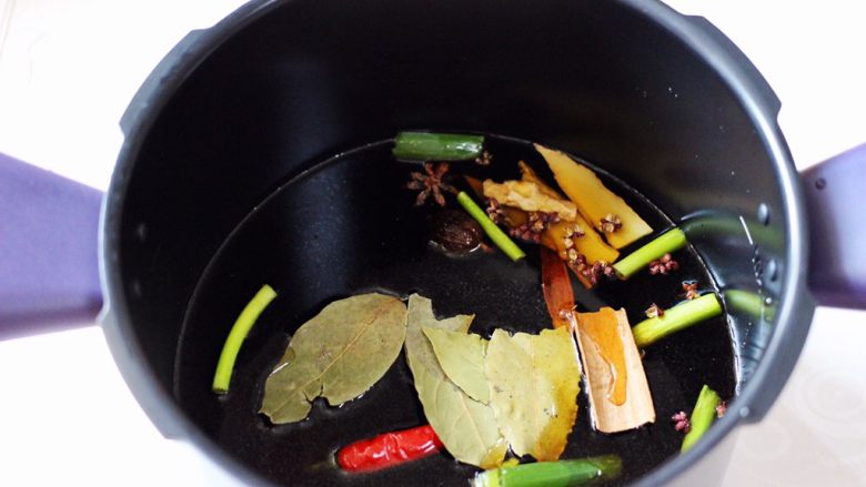 香卤鸭翅,最后放入香叶和桂皮，草蔻和肉蔻，再放入花椒和八角。