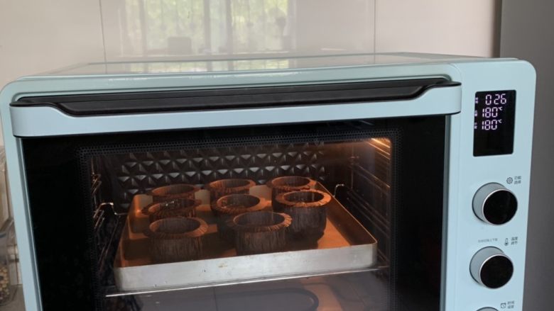 蓝莓麦芬蛋糕,送入预热好的烤箱，中层、上下火180度烤20-30分钟