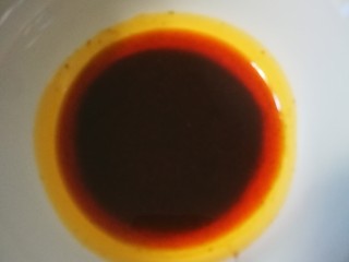 酸辣粉,取碗放酱油，醋，辣椒油，醋和辣椒油多放多放，放一点花椒粉，搅匀