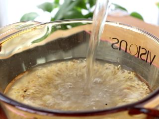 双米藜麦粥,加600ml清水

tips：煮粥时，水和粥的比例大概是10:1，如果加入其它食材的话，可以适当再多加些水的比例
