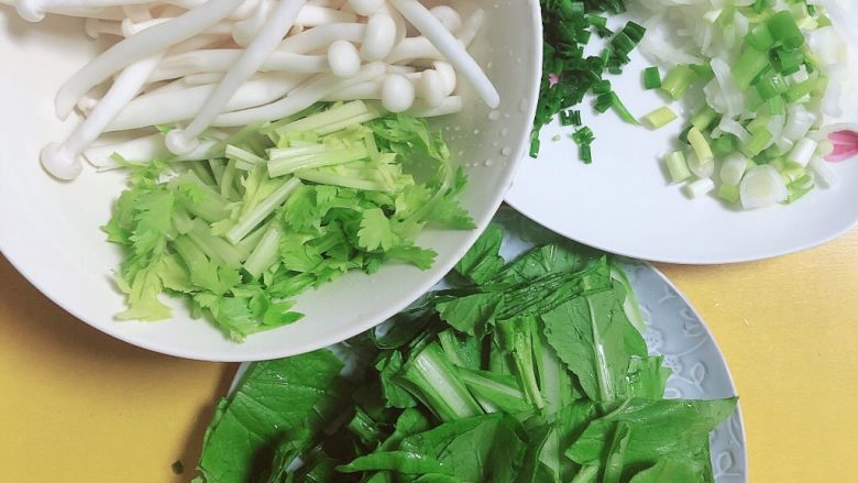 咖喱鸭腿面 ,将蔬菜切段待用。