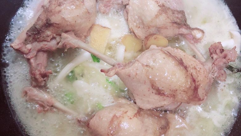 咖喱鸭腿面 ,加入鸭腿鸭汤，烧开后小火炖海鲜菇。