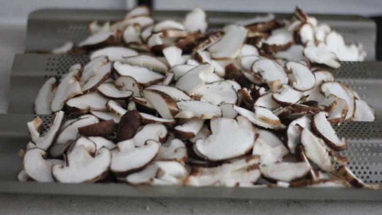 宝宝辅食调味料：香菇粉,将切片的香菇片放在烤网上。