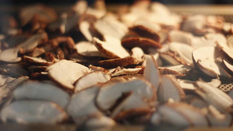 宝宝辅食调味料：香菇粉,烤的时间跟切的厚薄，制作的数量有关系，所以时间是根据自己制作来看，但是中途都是可以开烤箱翻动一下，让香菇片烤的更加均匀一些。