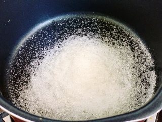 奥利奥奶茶,接着将白砂糖倒入奶锅里，小火熬糖，切记不能搅拌，否则会反沙，奶茶里加糖浆比直接加白砂糖口感要好很多。