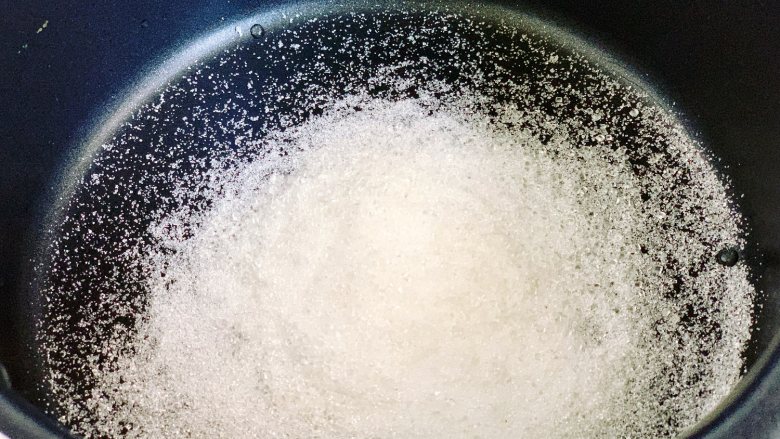 奥利奥奶茶,接着将白砂糖倒入奶锅里，小火熬糖，切记不能搅拌，否则会反沙，奶茶里加糖浆比直接加白砂糖口感要好很多。