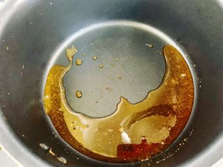 奥利奥奶茶,白砂糖熬至深褐色。