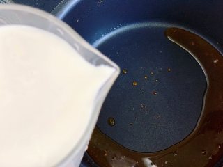 奥利奥奶茶,然后加入牛奶，用勺子不停地搅拌，糖浆倒入牛奶时会结块，随着牛奶的温度越高，结块的糖浆会融化掉。