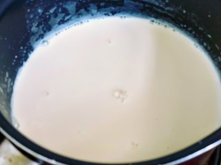 奥利奥奶茶,接着加入清水，用勺子搅拌均匀。