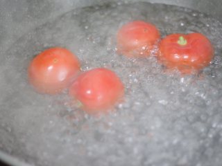泡菜肥牛,先给番茄去皮，去皮的番茄更容易出汁更好炒。锅里烧水，水开后把洗干净的番茄放进去，大约2-3分钟，番茄皮会裂开