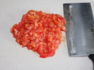 泡菜肥牛,去皮后的番茄切碎，备用。