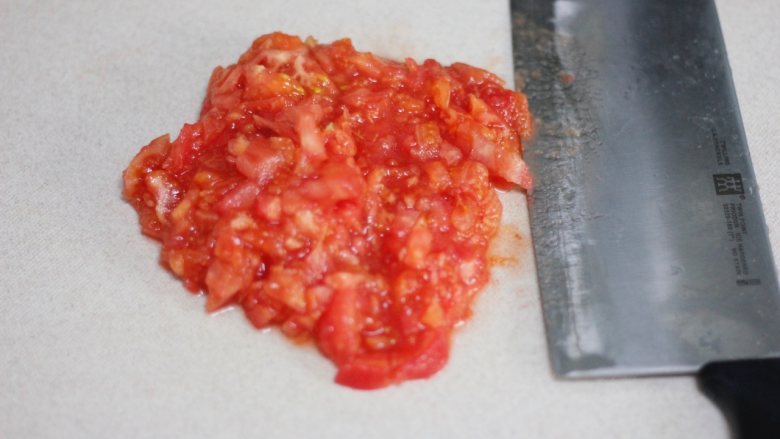 泡菜肥牛,去皮后的番茄切碎，备用。