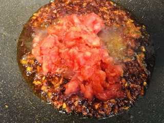 泡菜肥牛,加入番茄，翻炒至浓稠。