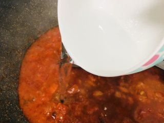 泡菜肥牛,加入适量清水，煮沸。