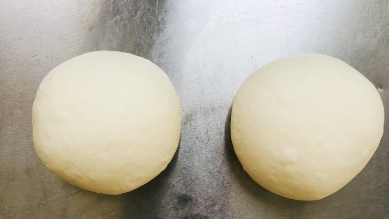奥尔良鸡肉薄底披萨,称重后平均分成两个面团，盖保鲜膜。27°二次发酵30分钟。