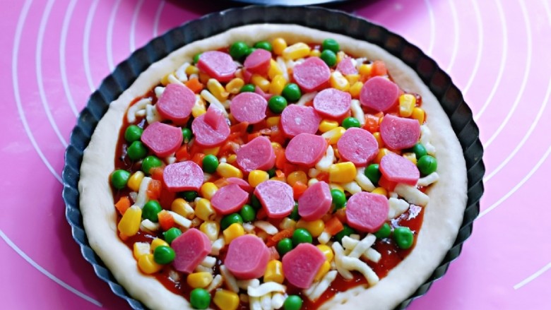 罗勒意式披萨,<a style='color:red;display:inline-block;' href='/shicai/ 425'>香肠</a>提前切片，摆放在上面。