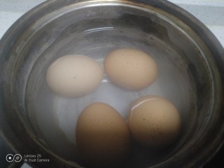 卤肘子,鸡蛋煮熟。