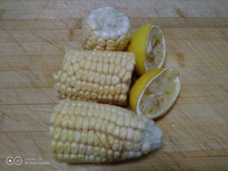 卤肘子,玉米切段，柠檬对半切开。
