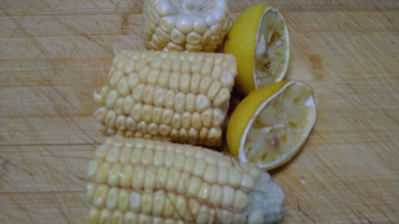 卤肘子,<a style='color:red;display:inline-block;' href='/shicai/ 500'>玉米</a>切段，柠檬对半切开。
