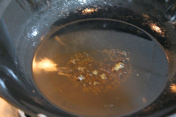 红烧排骨,炒至冰糖完全溶化，从锅底往上冒小气泡即可