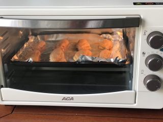秘制烤鸡翅（鸡腿）,预热好后放入烤箱，鸡腿220度烤25分钟，鸡翅200度16分钟，中途取出翻面。