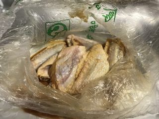 秘制烤鸡翅（鸡腿）,鸡翅我用的袋子装的，腌制时间可以稍短一些。