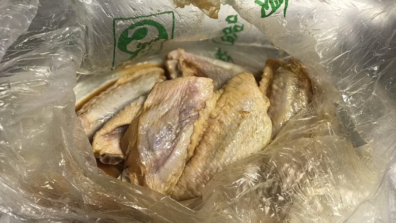 秘制烤鸡翅（鸡腿）,鸡翅我用的袋子装的，腌制时间可以稍短一些。