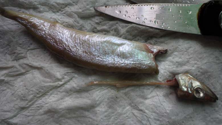香煎多春鱼,然后轻轻把鱼头和里面的肠子一起抽出，不要破开鱼肚，因为鱼籽都在肚子里面，破开肚子鱼籽就会漏出来了。