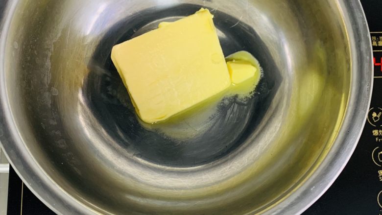 惠灵顿牛排,电磁炉小火融化黄油。