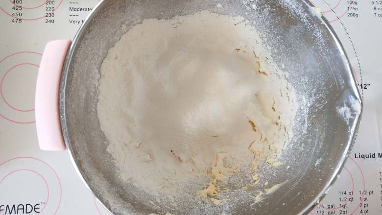 椰蓉花生酥,5、加入过筛的低粉拌到无干粉的状态。
