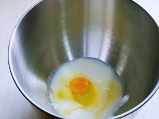 黑麦吐司面包,首先将酸奶，鸡蛋放入厨师机中。