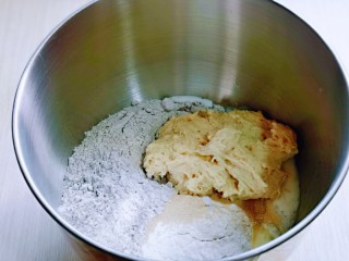 黑麦吐司面包,再加入酵母粉。