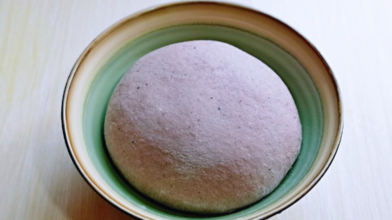 黑麦吐司面包,取出揉好的面团揉圆，可以进行发酵。