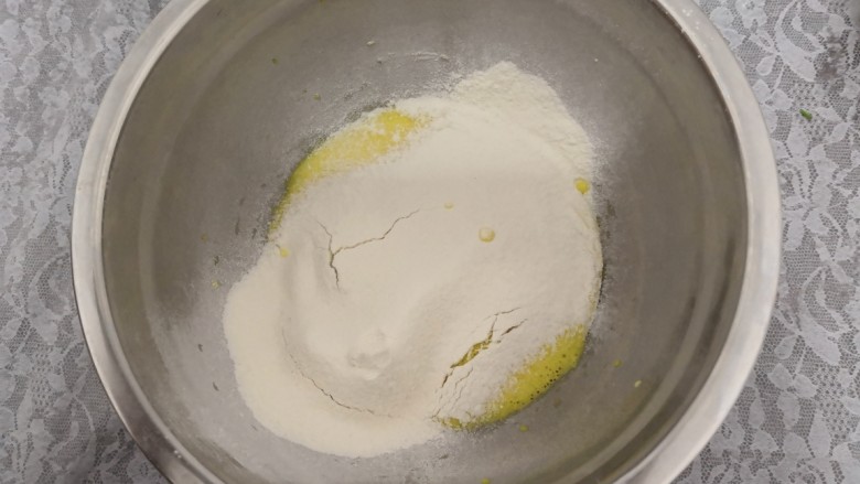 无油肉松蛋糕卷,过筛的低筋面粉，倒入蛋黄糊中