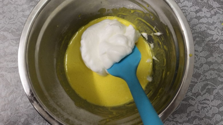 无油肉松蛋糕卷,把三分之一的蛋白，先放入蛋黄糊中，切拌均匀