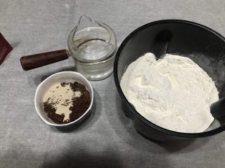 红糖大枣开花馒头,6克酵母与半碗红糖用温水化开，加入面粉中