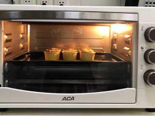 黑芝麻蛋糕杯,入预热好的ACA北美电器MS32G烤箱中层，上下火175度约15分钟。