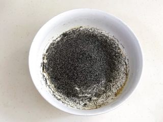 黑芝麻蛋糕杯,筛入黑芝麻粉。