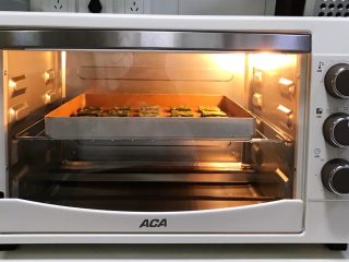 抹茶开心果饼干,入预热好的ACA北美电器MS32G烤箱中层，上下火175度约13分钟。